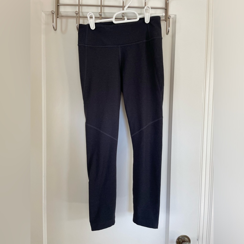 Outdoor Voices dark navy blue women’s compression workout leggings in size small